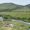 Endlich mal wieder grüne Landschaft beim Anflug auf das Karkara-Lager. Der Fluss ist gleichzeitig der Grenzfluss zwischen Kasachstan und Kirgisien.